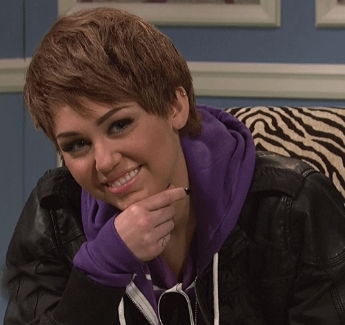 
	
	Miley Cyrus đã cải trang thành Justin Bieber khi tham gia vào chương trình Saturday Night Live năm 2011.